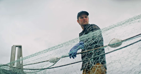 200110_FISHERMAN PULLING IN NET 4_CF-Web JPG