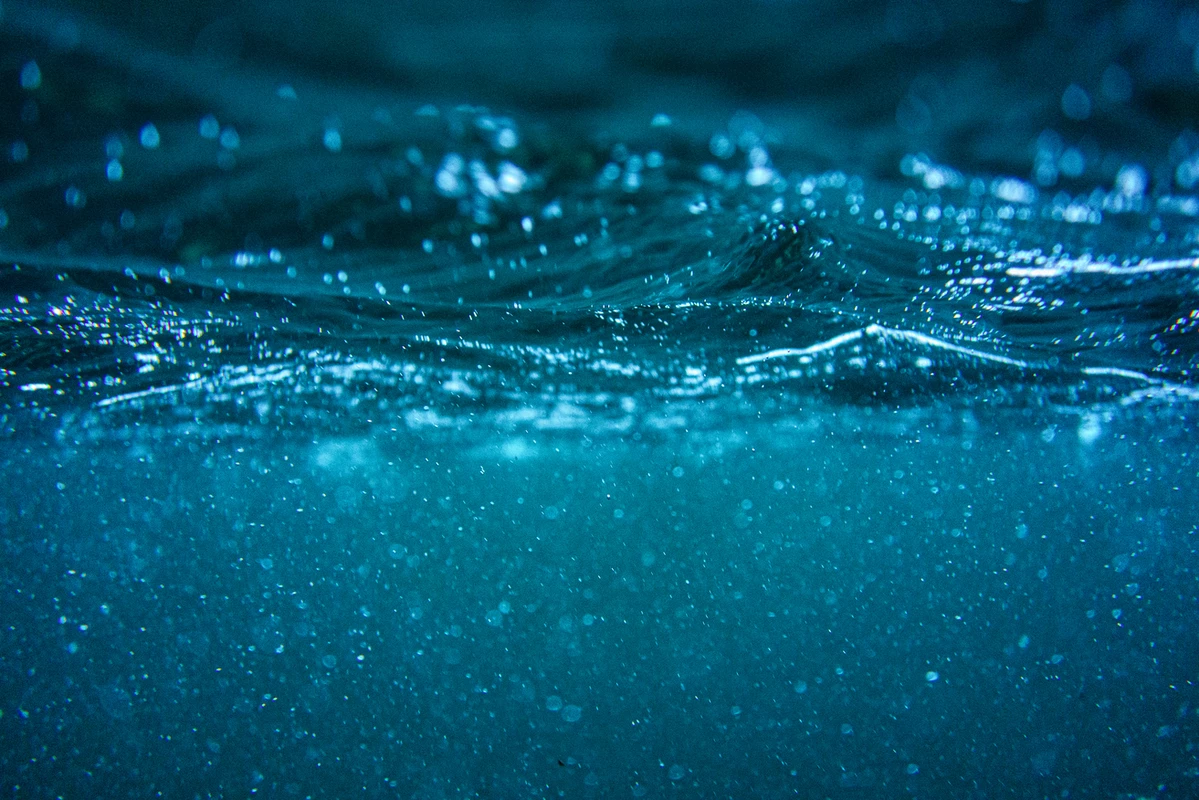 202103_Closeup of waterline ocean_BG-Web - Medium